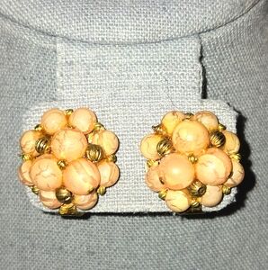 Weiss(?) VTG Cluster Gold Tone & Crackled Peach Lucite Bead‎ Clip On Earrings 1"